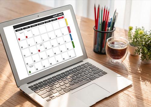 打开笔记本电脑，放在桌子上，每月都有日历显示